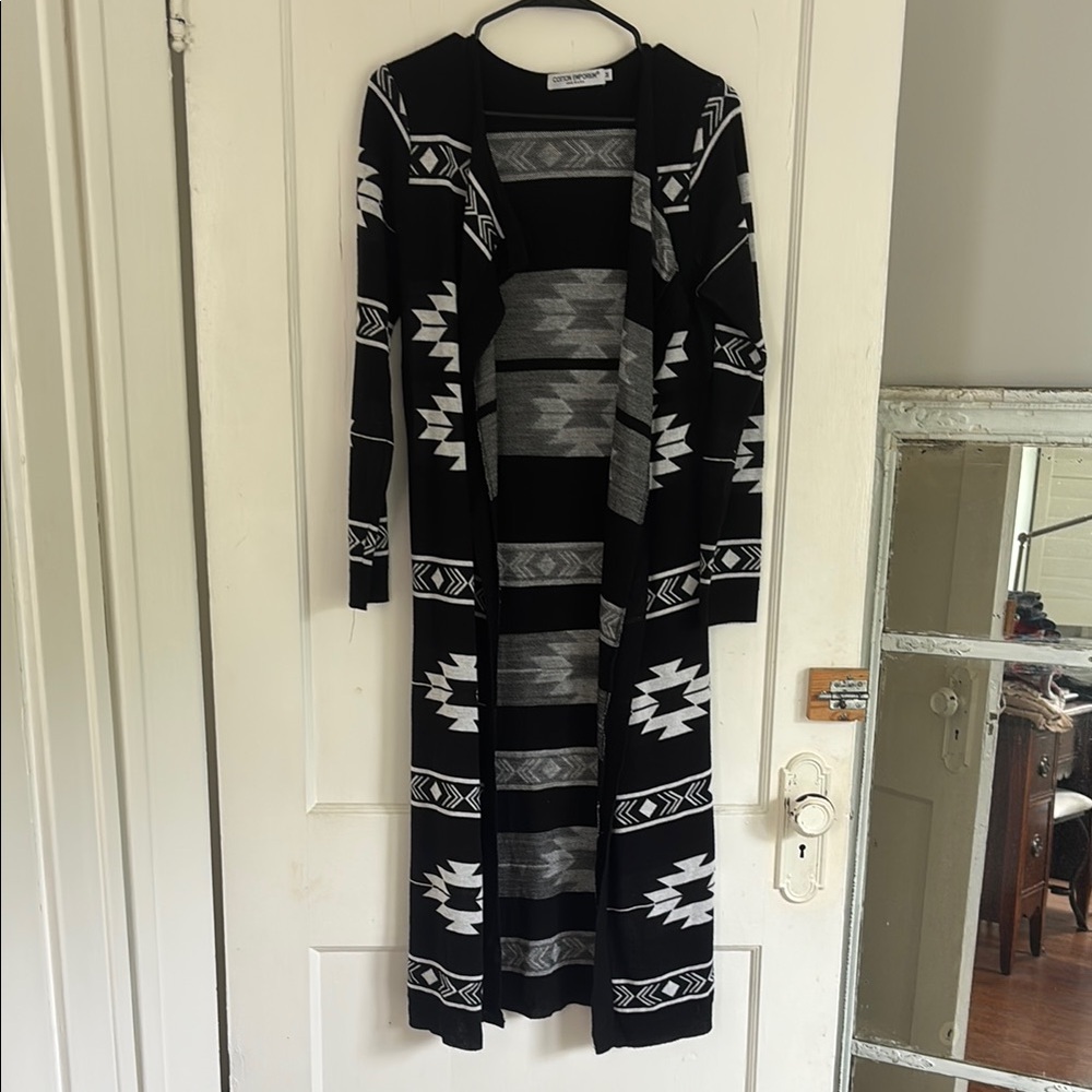 Cotton Emporium Medium Black and White Long Sleeve Sweater